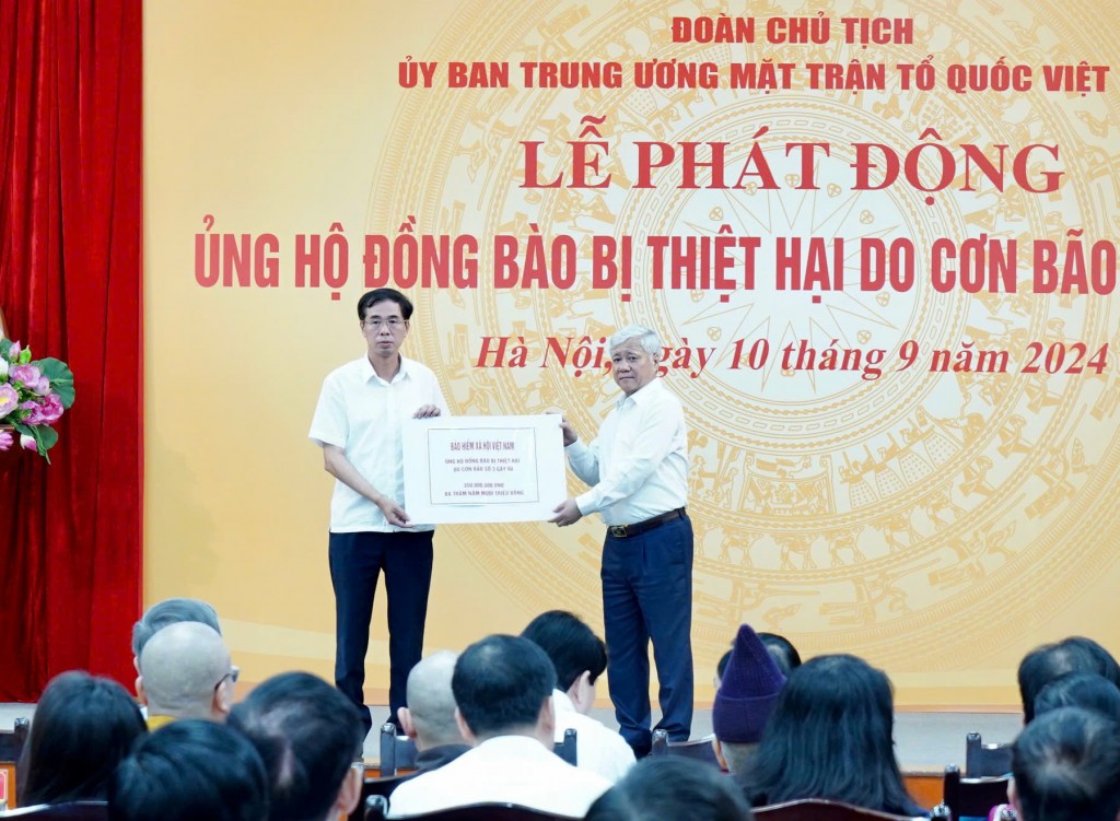 BHXH Việt Nam cùng chung tay chia sẻ với đồng bào vùng bão, lũ