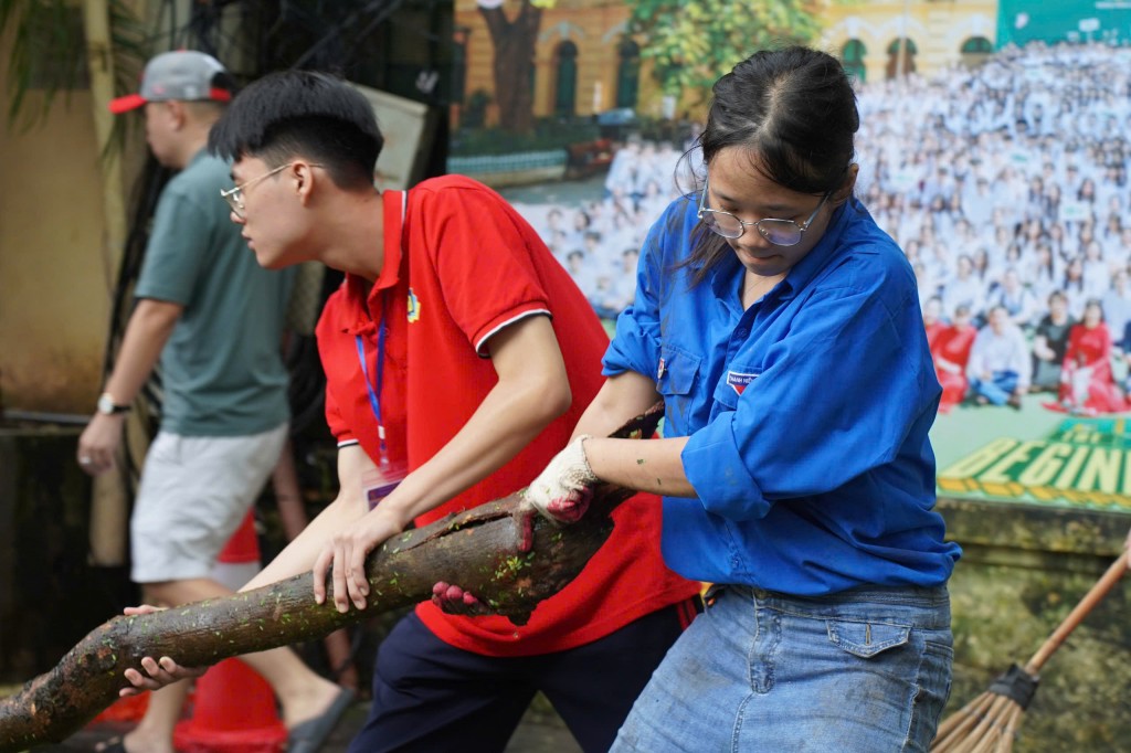 Cùng với các lực lượng chức năng, đoàn viên thanh niên cũng luôn ứng trực để hỗ trợ đảm bảo sự an toàn cho người dân trước, trong và sau cơn bão số 3