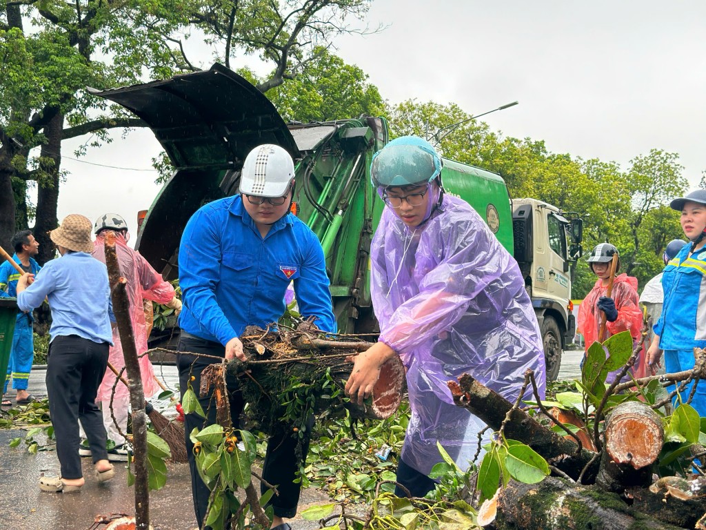 Áo xanh tình nguyện giúp Nhân dân vệ sinh môi trường