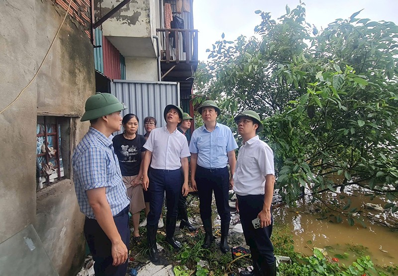 Thường trực Quận ủy Hoàn Kiếm đã trực tiếp kiểm tra, đôn đốc công tác phòng, chống mưa lũ tại phường Chương Dương 