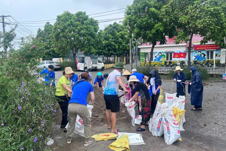 Đoàn Thanh niên Quận Long Biên huy động lực lượng đoàn viên, thanh niên tham gia cùng chính quyền và nhân dân phòng chống lụt bão tại các phường ven sông Đuống và đê sông Hồng Đoàn Thanh niên Quận Long Biên huy động lực lượng đoàn viên, thanh niên tham gia cùng chính quyền và nhân dân phòng chống lụt bão tại các phường ven sông Đuống và đê sông Hồng