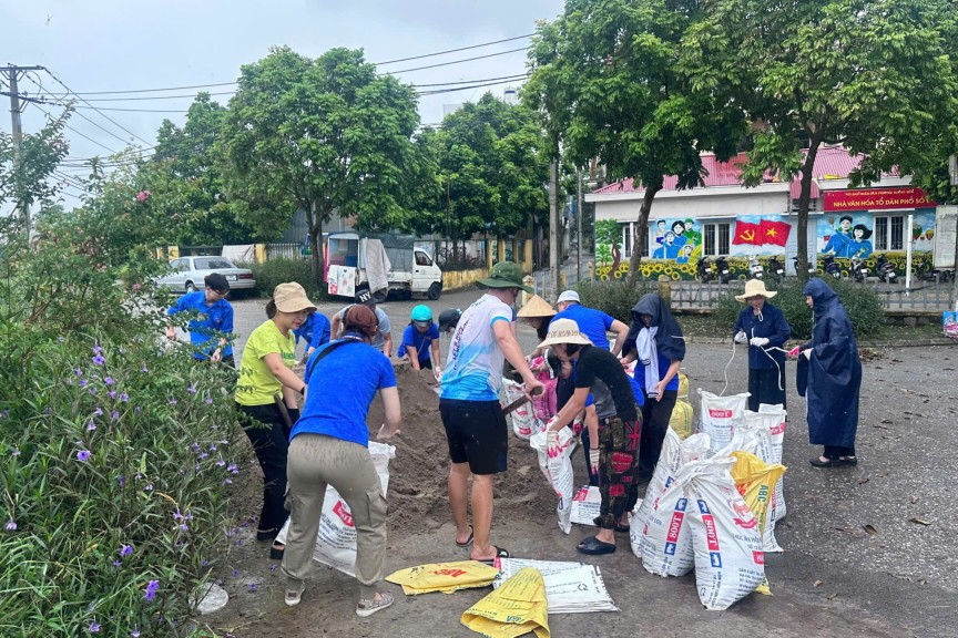 Đoàn Thanh niên Quận Long Biên huy động lực lượng đoàn viên, thanh niên tham gia cùng chính quyền và nhân dân phòng chống lụt bão tại các phường ven sông Đuống và đê sông Hồng