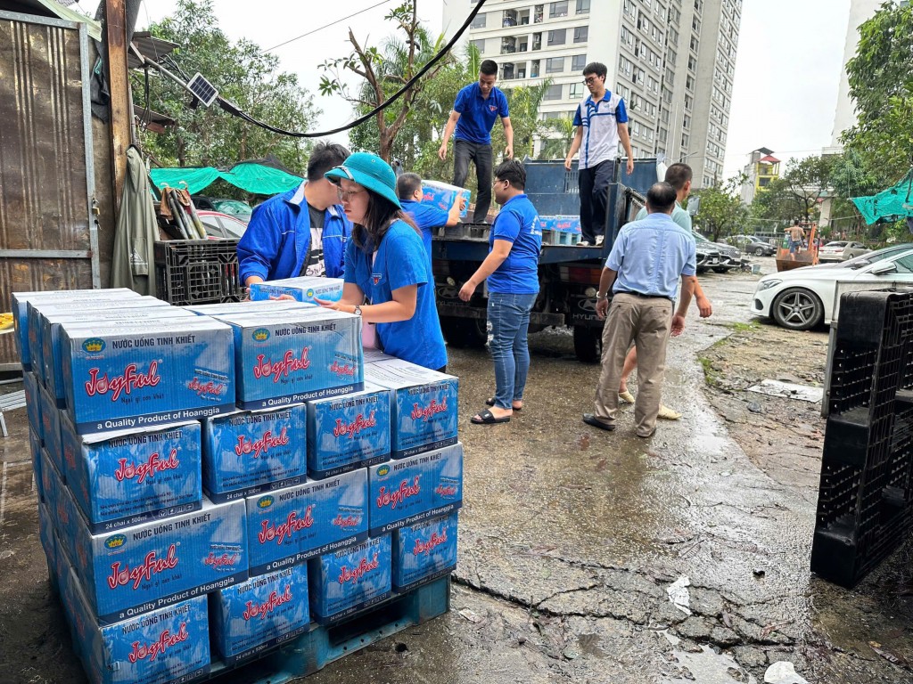 Tại quận Bắc Từ Liêm, đoàn viên hỗ trợ nhân dân di chuyển đồ đạc phòng lũ trên sông Hồng và khu vực ven sông Nhuệ