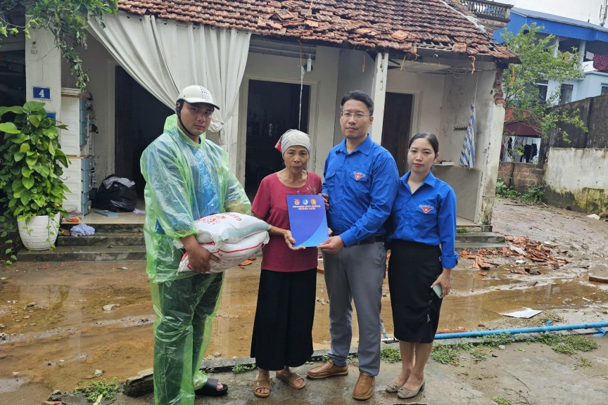 Quận đoàn Hà Đông, Huyện đoàn Thanh Oai tặng quà gia đình người khó khăn, người già bị ảnh hưởng sau bão Quận đoàn Hà Đông, Huyện đoàn Thanh Oai tặng quà gia đình người khó khăn, người già bị ảnh hưởng sau bão