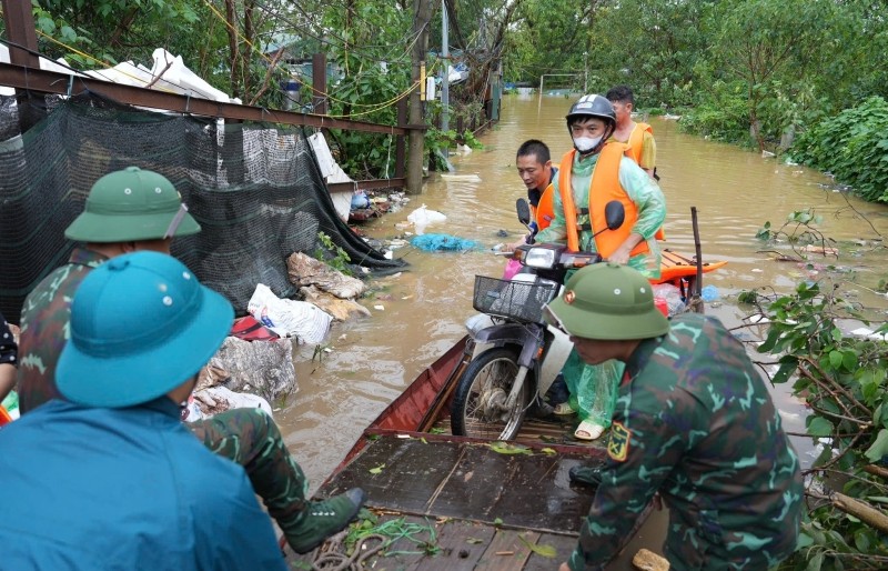 Quận Tây Hồ hỗ trợ người dân phường Ngọc Thuỵ tránh lũ