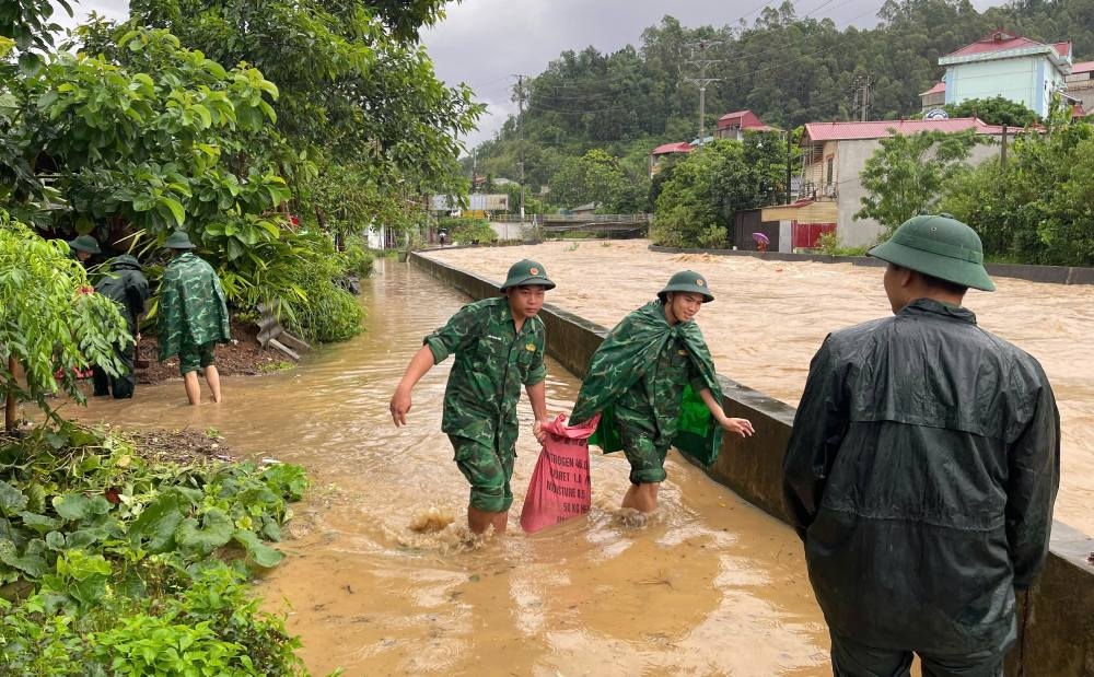 Tỏa sáng nghĩa đồng bào trong cơn bão lũ