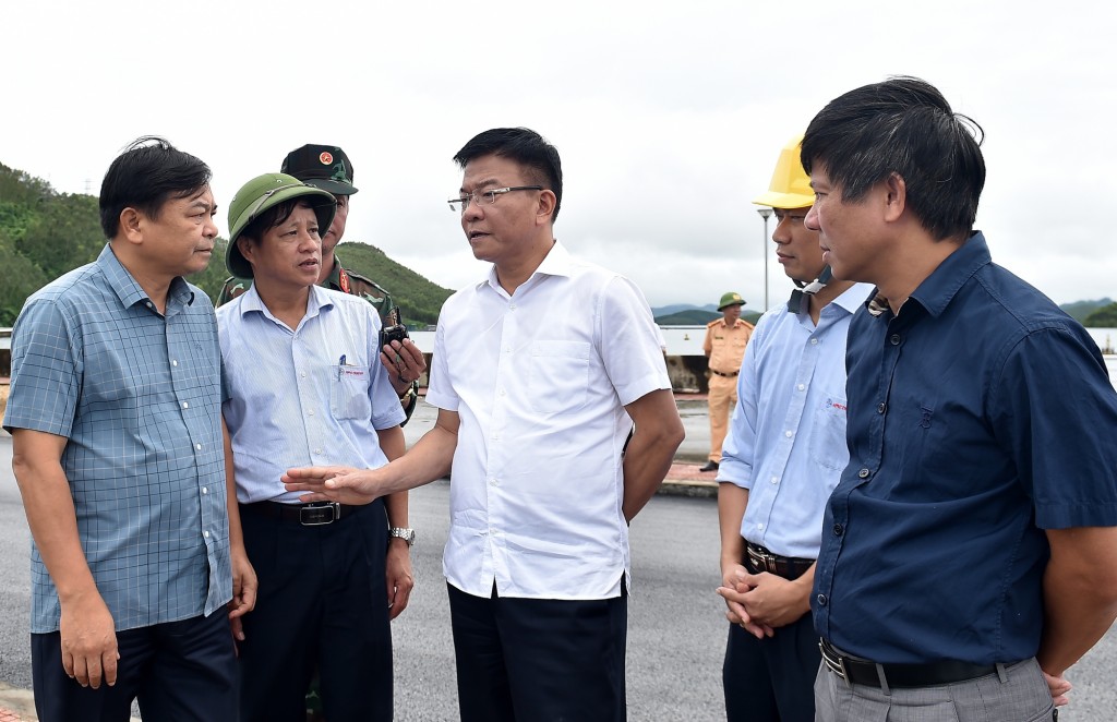 Phó Thủ tướng Lê Thành Long đặc biệt lưu ý, trong mọi tình huống, ưu tiên cao nhất luôn là sức khỏe, tính mạng của nhân dân. - Ảnh: VGP/Đức Tuân