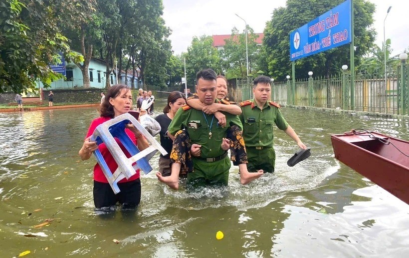 Lực lượng chức năng hỗ trợ người dân