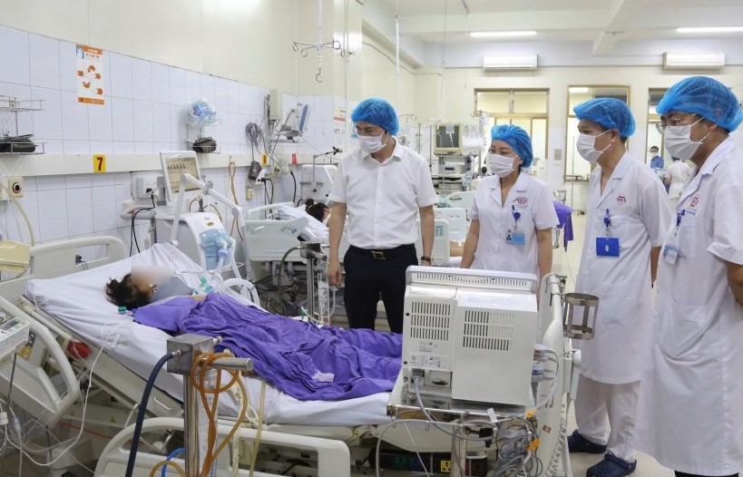 Cấp cứu một công nhân ngành điện gặp tai nạn do ảnh hưởng bão