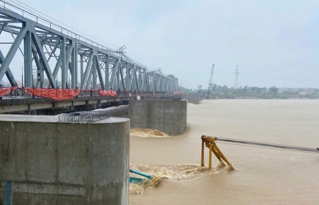 Báo động lũ cấp 2 trên sông Đuống, cấm di chuyển trên cầu Đuống