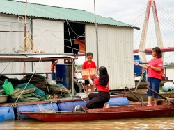 Tình nguyện viên Chữ thập đỏ hỗ trợ người dân vượt bão, lũ