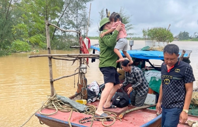 Nước sông Hồng dâng cao, người dân Gia Lâm “căng mình” chống lụt