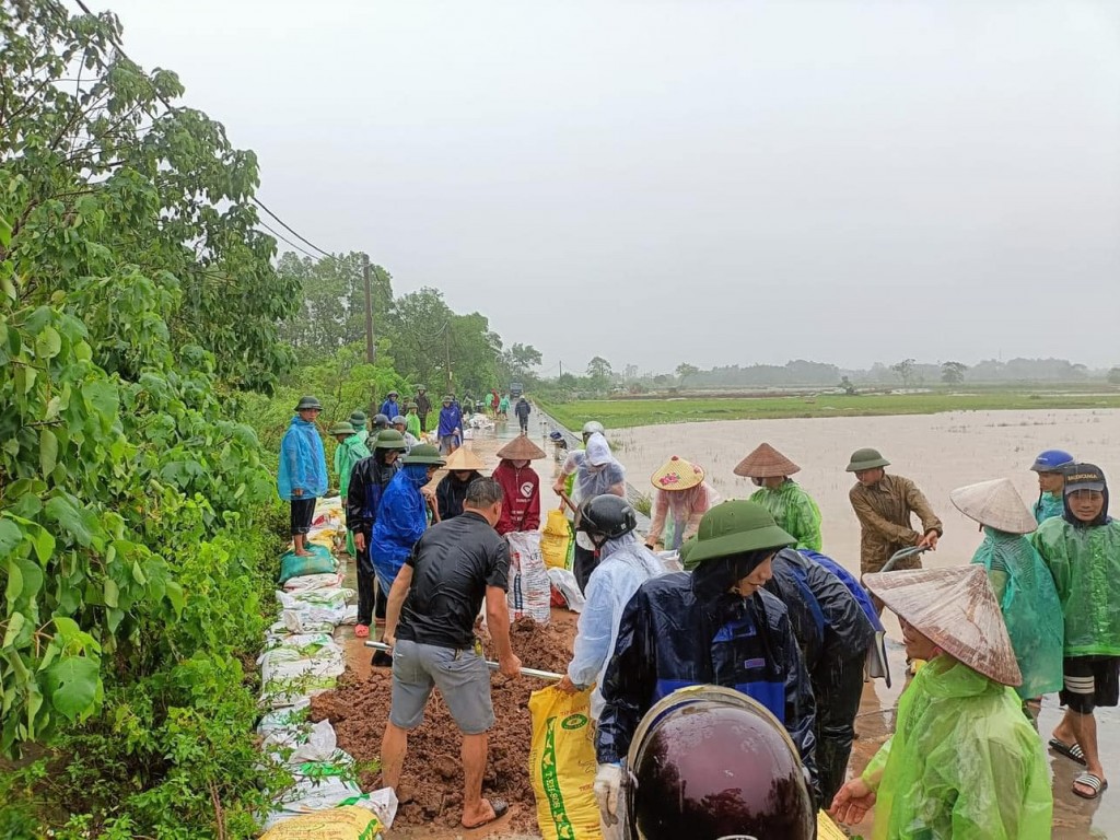 Người dân Thủ đô tiếp tục ứng phó với lũ lớn trên các tuyến sông