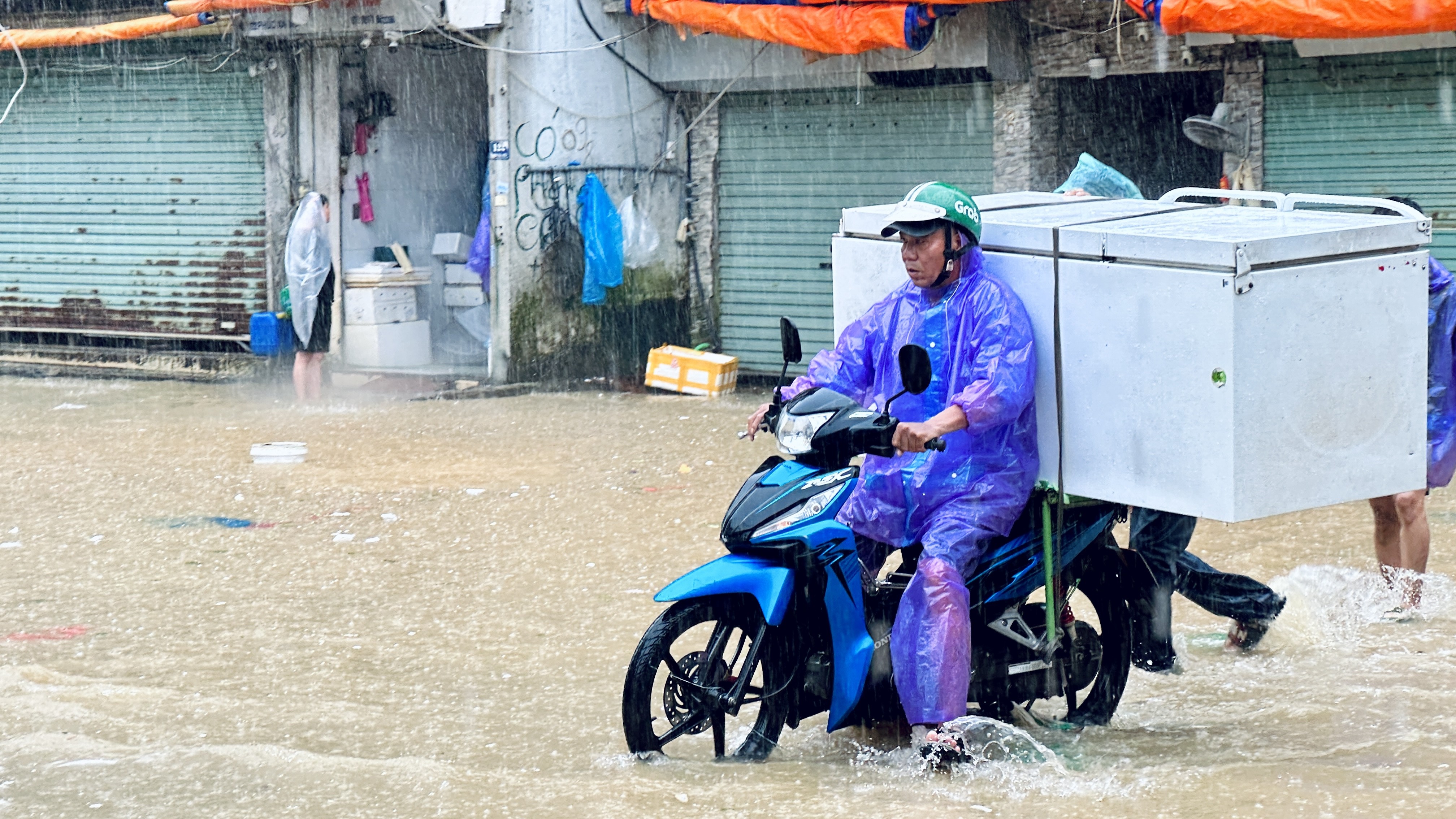 Mực nước sông Hồng dâng nhanh, người dân vất vả di chuyển tránh lũ