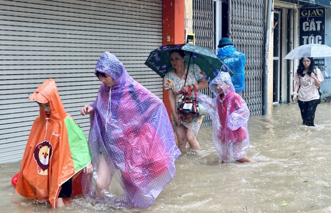 Mực nước sông Hồng dâng nhanh, người dân vất vả di chuyển tránh lũ