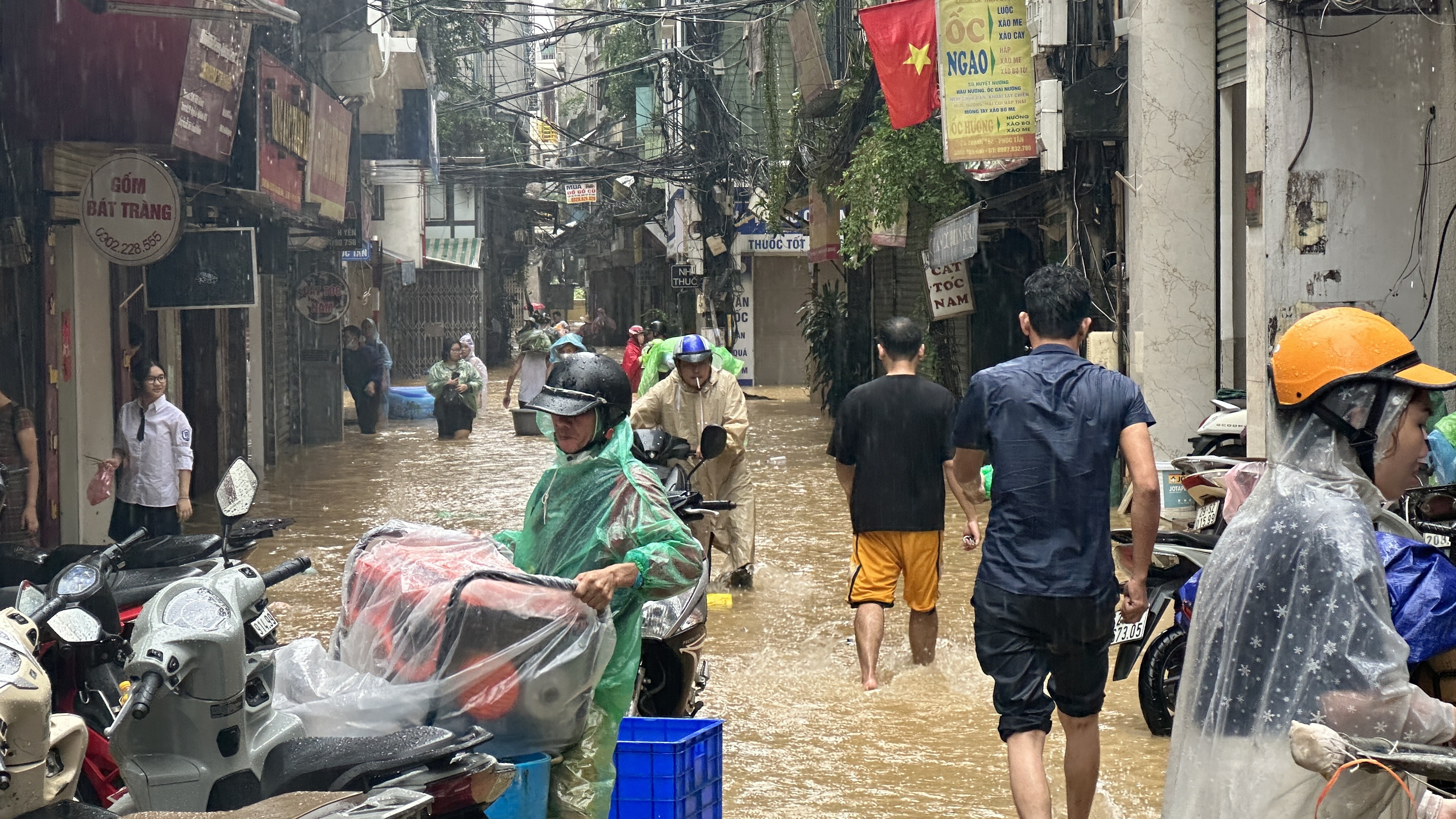 Người dân phường Phúc Tân chật vật 