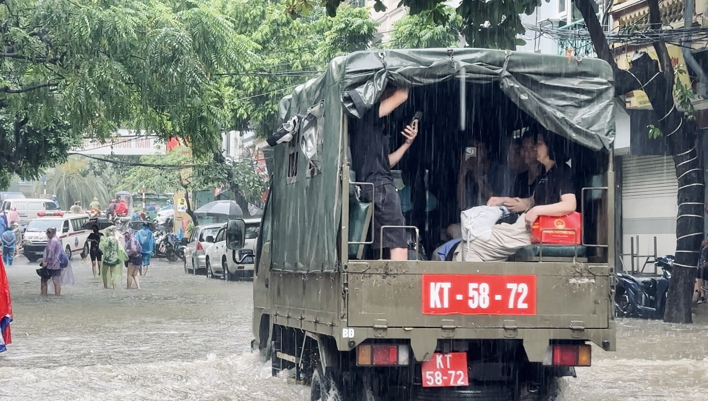 Mực nước sông Hồng dâng nhanh, người dân vất vả di chuyển tránh lũ