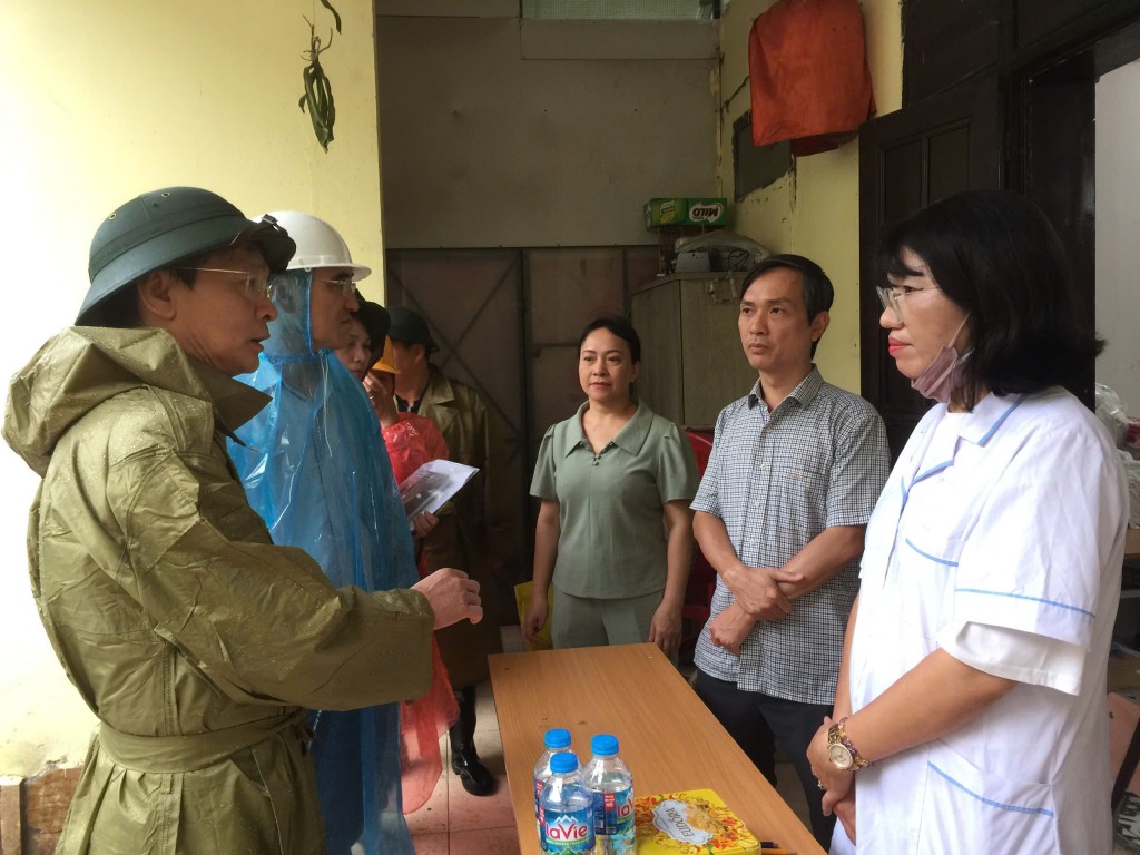 Đồng chí Vũ Cao Cương, Phó Giám đốc Sở Y tế trao đổi với lực lượng y tế trực chăm sóc sức khỏe cho người dân ở 67 phố Phó Đức Chính.