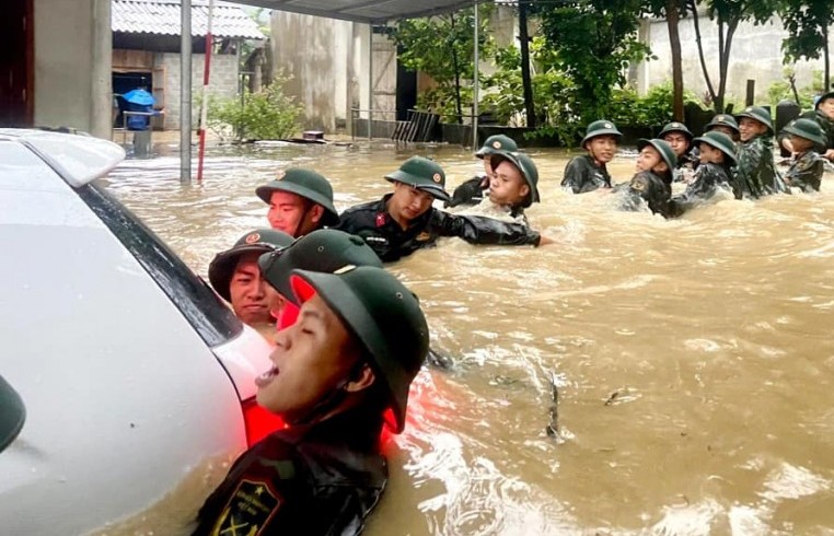 Tình đồng bào trong bão, lũ