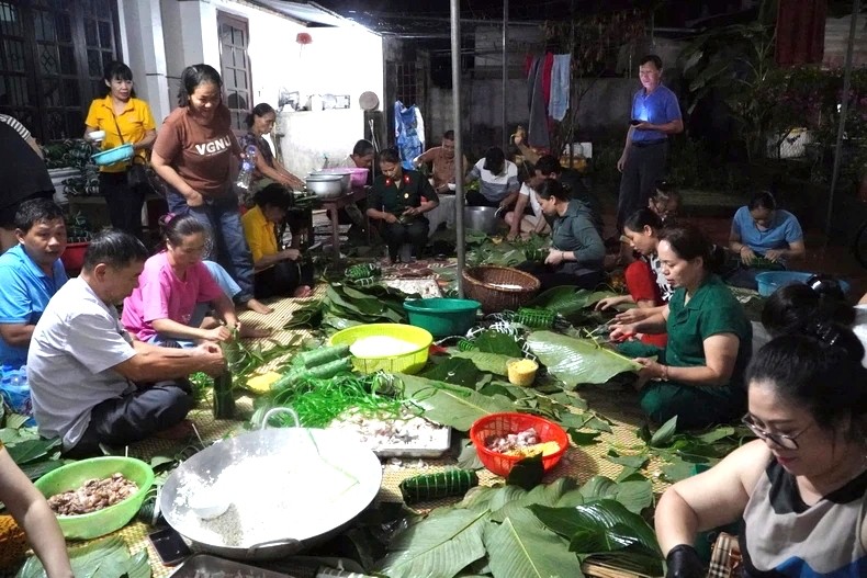 Người dân tỉnh Nghệ An gói bánh chưng gửi ra miền Bắc