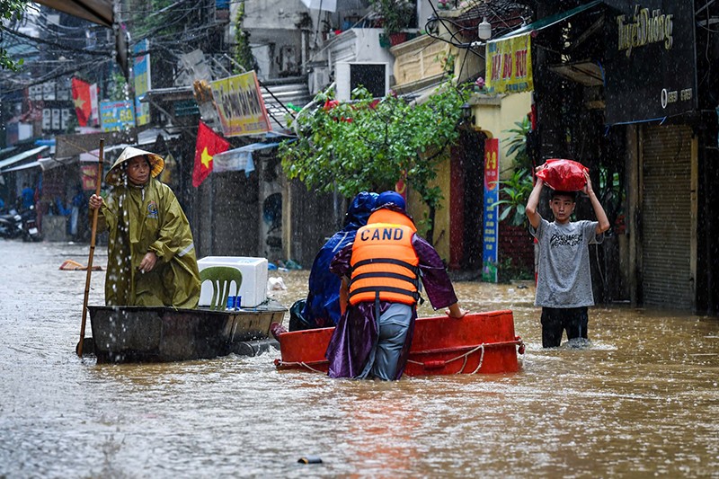 Lực lượng chức năng quận Hoàn Kiếm hỗ trợ người dân sơ tán khỏi khu vực nguy hiểm