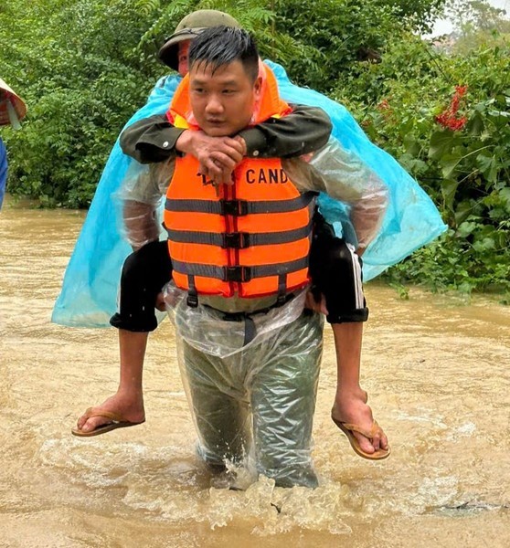 ực lượng Công an xã Tân Hưng, huyện Sóc Sơn hỗ trợ người dân di dời người và tài sản đến nơi an toàn