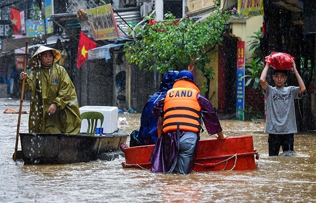 Sẵn sàng hoành triệt cửa khẩu khi nước lũ tiếp tục dâng cao