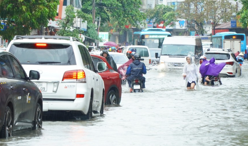 Khu vực đường Phùng Hưng (Hà Đông, Hà Nội) đoạn lối vào viện 103 và viện K Tân Triều ngập sâu