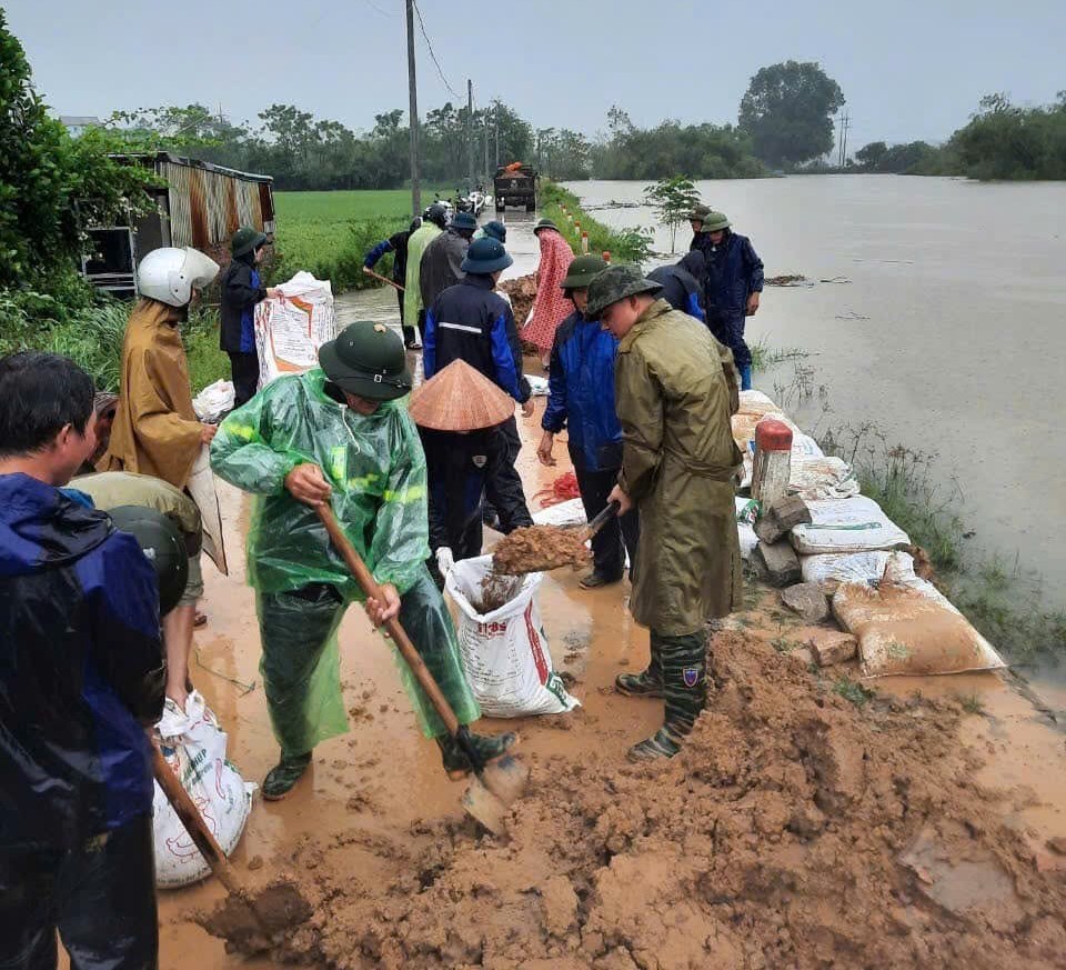 Công đoàn Thủ đô cùng Nhân dân hộ đê, di dời tài sản