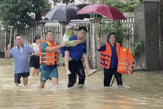 Thanh niên không ngại khó, hỗ trợ kịp thời người dân vùng lũ lụt