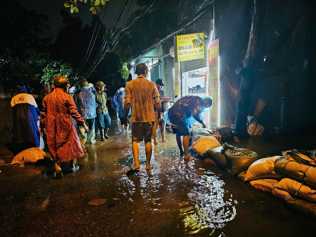 Công đoàn Thủ đô cùng Nhân dân hộ đê, di dời tài sản