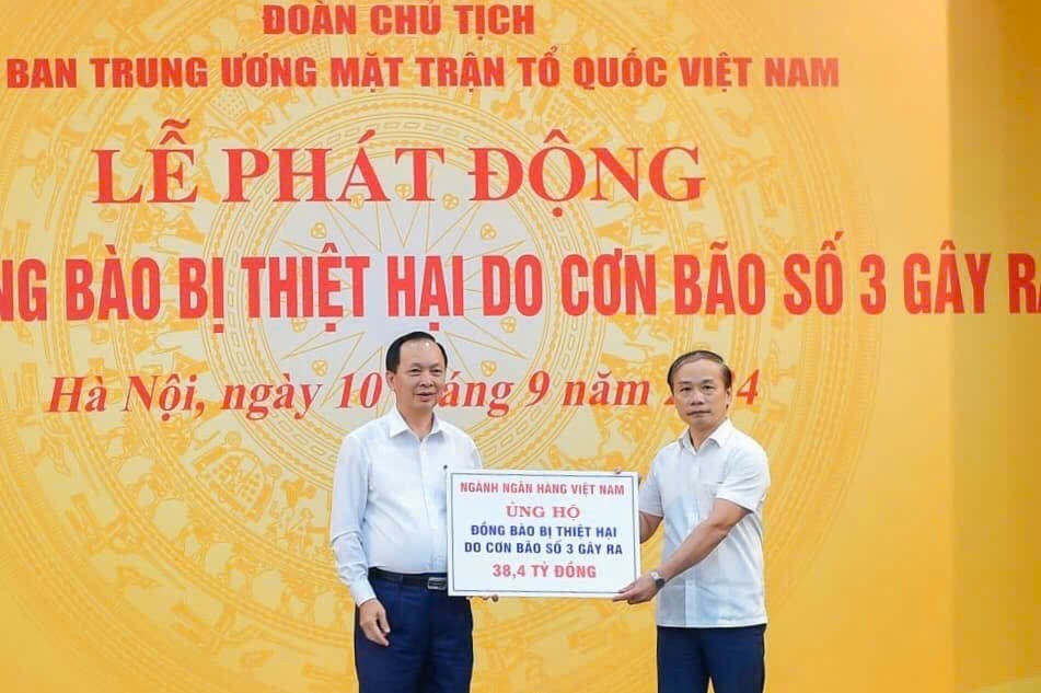 Đại diện ngành Ngân hàng, ông Đào Minh Tú, Phó Thống đốc Thường trực NHNN trao tặng ủng hộ của ngành Ngân hàng là 38,4 tỷ đồng. Trong đó, Eximbank đóng góp 2 tỷ đồng nhằm hỗ trợ đồng bào chịu ảnh hưởng do cơn bão số 3 gây ra. (Ảnh: SBV)