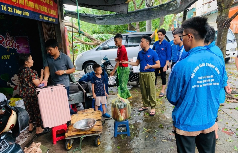 Quận Hoàng Mai: Đoàn Thanh niên “phủ xanh” vùng lũ