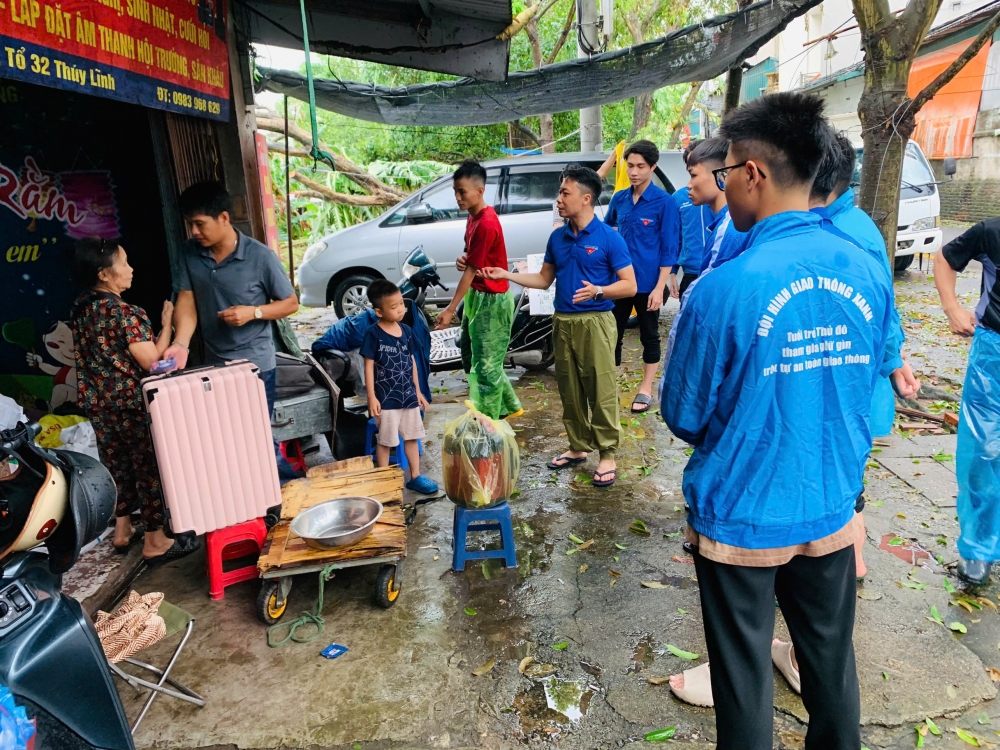 Đoàn thanh niên phường Hoàng Liệt tuyên truyền, vận động, hỗ trợ người dân di chuyển đến nơi tránh lũ ngày 11/9