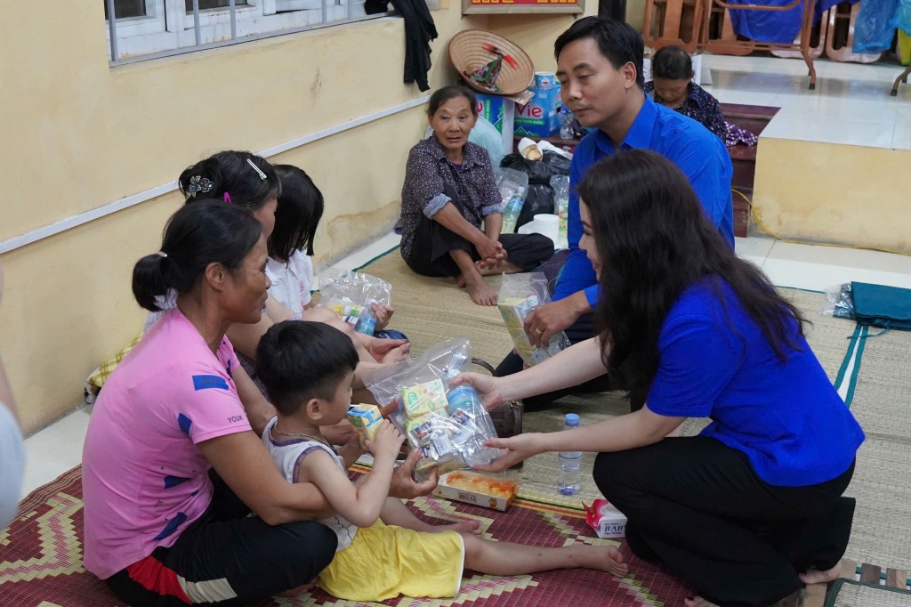 Thanh niên huyện Thường Tín làm việc xuyên đêm ngăn đê chống lũ