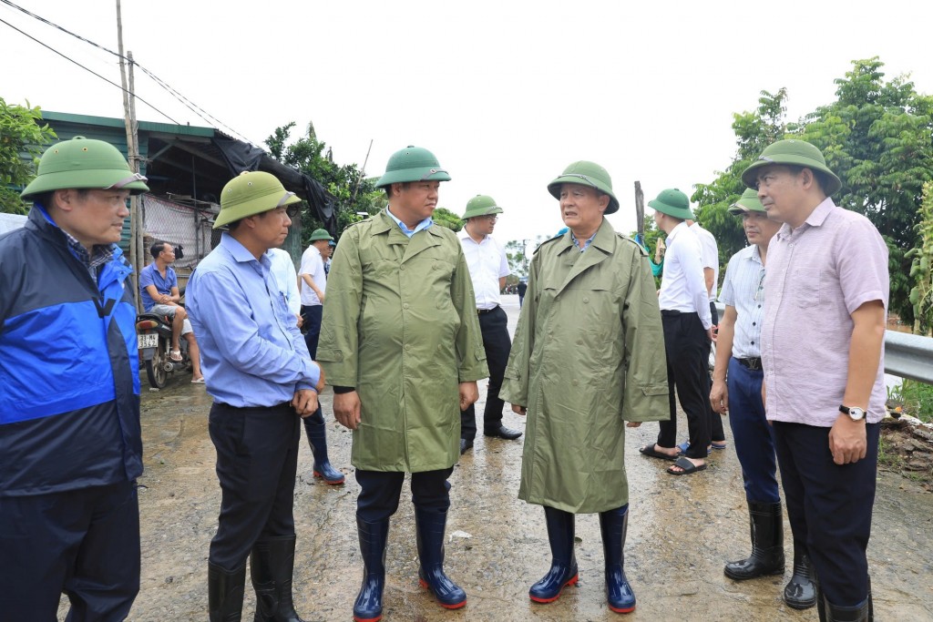 Chủ tịch HĐND TP. Hà Nội Nguyễn Mạnh Tuấn và Phó Chủ tịch UBND Nguyễn Mạnh Quyền đi kiểm tra tuyến đê huyện Thường Tín 