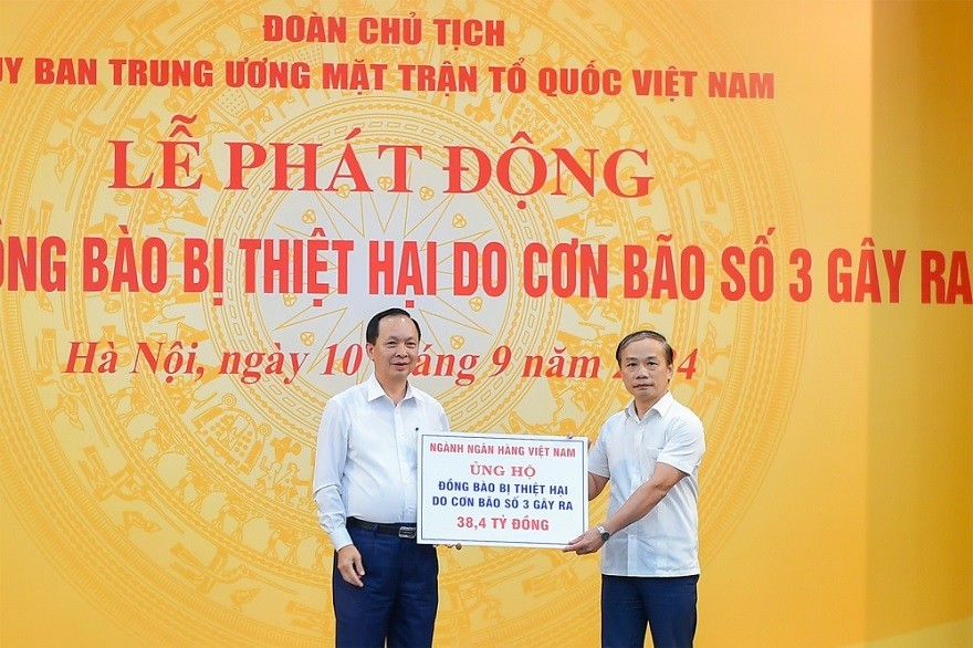 Đại diện ngành Ngân hàng, đồng chí Đào Minh Tú, Phó Thống đốc Thường trực NHNN, Chủ tịch Công đoàn Ngân hàng Việt Nam trao tặng ủng hộ của ngành Ngân hàng là 38,4 tỷ đồng