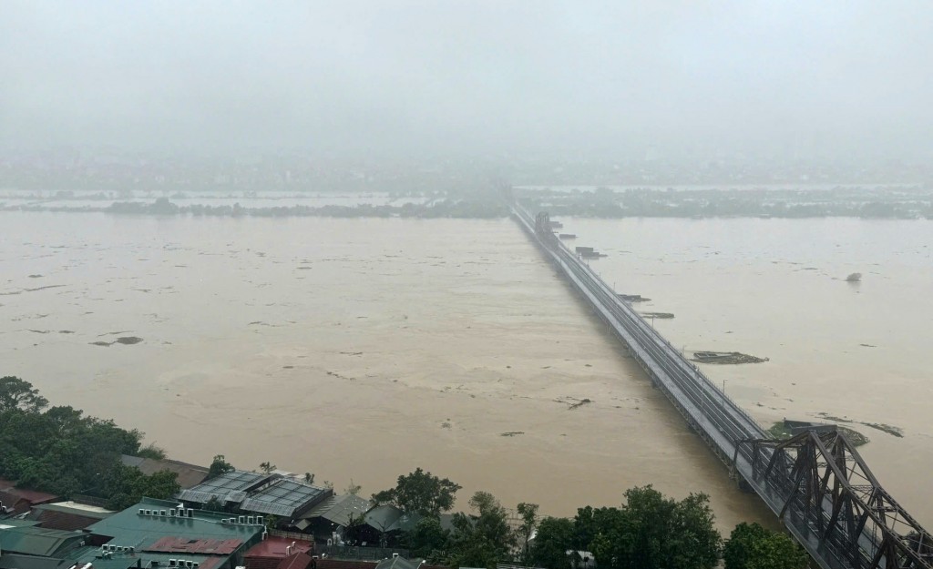 Lũ trên sông Hồng tại Hà Nội tiếp tục giảm