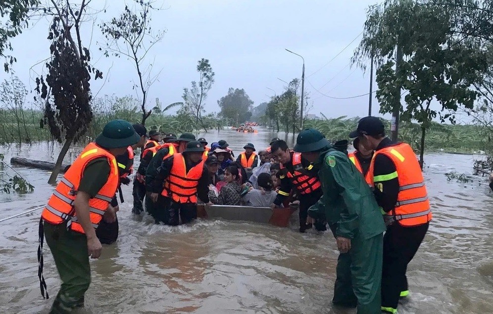 Trong khi lực lượng chức năng đang nỗ lực hỗ trọ người dân thì nhiều đối tượng lại lợi dụng mưa lũ để trục lợi (Ảnh minh hoạ)