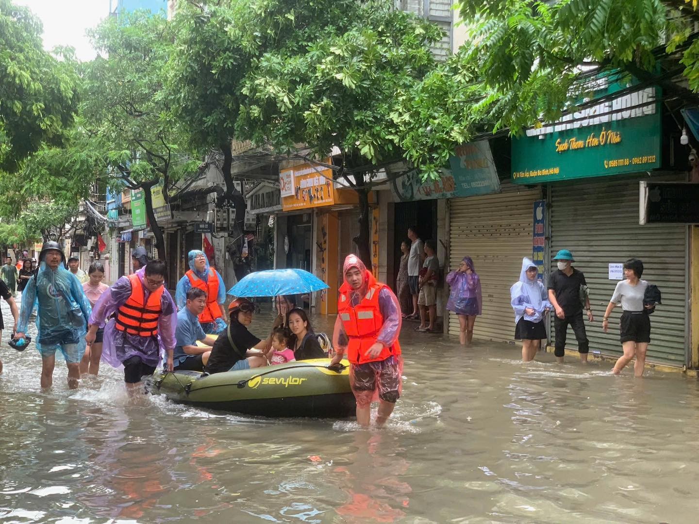 Người dân tại đường Tân Ấp (quận Ba Đình, Hà Nội) được di dời tới khu vực cao hơn