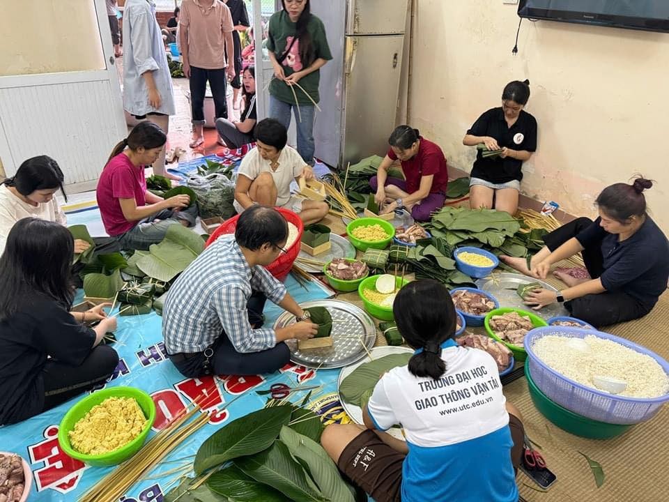 Tại Đại học Giao thông vận tải các cán bộ, giảng viên cùng sinh viên trường đang gói bánh chưng hỗ trợ nơi ảnh hưởng cơn bão số 3