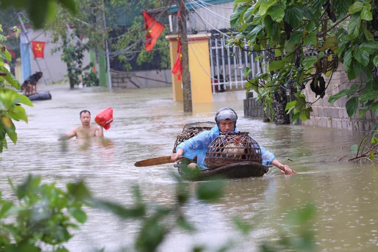 Người và tài sản được di chuyển nhanh chóng ra khỏi vùng lũ