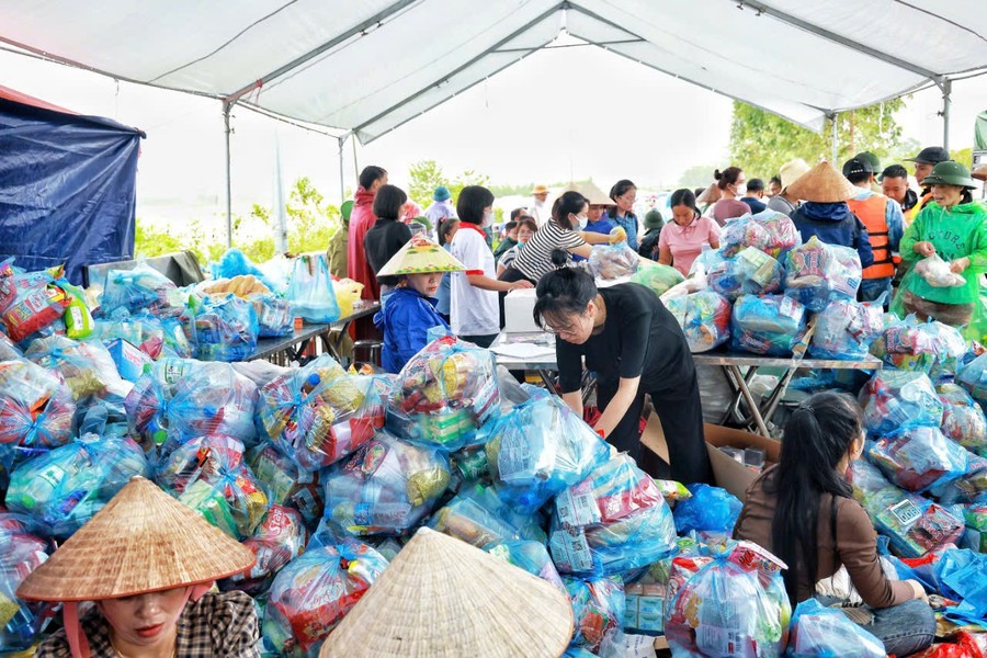 Lương thực, thực phẩm được tiếp tế đến người dân vùng lũ