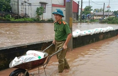 Mực nước các sông dâng cao, Hà Nội tăng cường bảo vệ đê điều