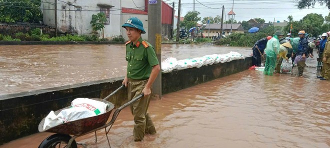 Hỗ trợ và người dân, lực lượng chức năng ngăn nước tràn vào khu dân cư