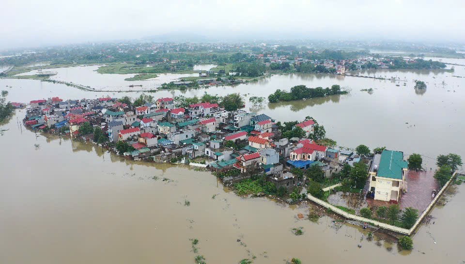 Nhiều nhà dân bị ngập sâu trong nước lũ