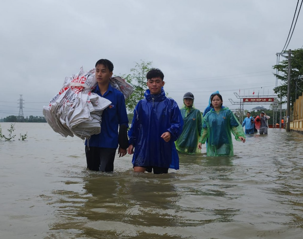 Lực lượng thanh niên tình nguyện ứng phó với ngập lụt