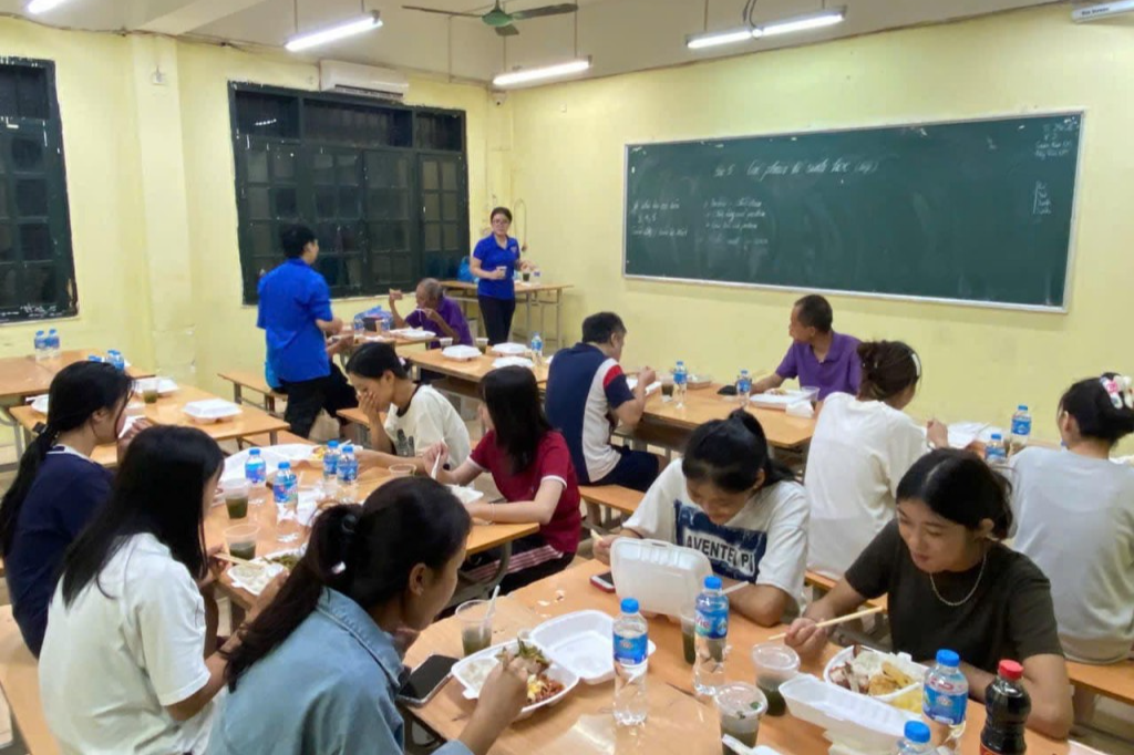 Người dân phường Phúc Xá: Nước rút, rồi sẽ về chung tay dọn dẹp