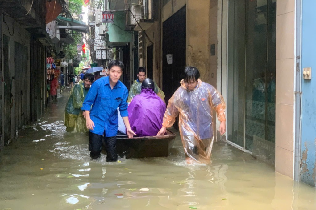 Người dân phường Phúc Xá: Nước rút, rồi sẽ về chung tay dọn dẹp