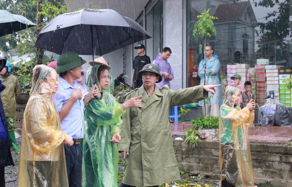 Hội Nông dân Việt Nam tặng quà tại "rốn lũ" xã Nam Phương Tiến